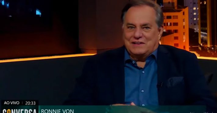 Ronnie Von durante entrevista a Augusto Nunes em que revelou com exclusividade os detalhes de sua saída da RedeTV! | Foto: Reprodução/YouTube/Revista Oeste
