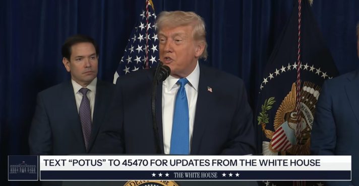 O presidente dos Estados Unidos, Donald Trump, durante a coletiva de imprensa na Casa Branca após o ataque contra a Venezuela | Foto: YouTube White House