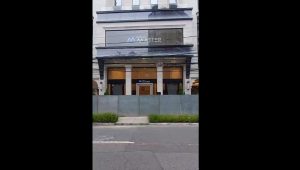 Tapumes são instalados na frente da sede do Banco Master, em São Paulo, às vésperas de manifestação no local