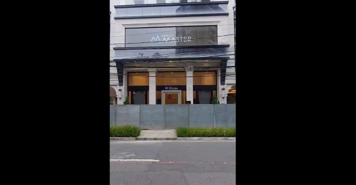 Tapumes são instalados na frente da sede do Banco Master, em São Paulo, às vésperas de manifestação no local