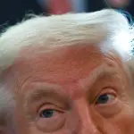 Trump observa o Salão Oval, na Casa Branca, em Washington, DC, EUA - 30/1/2026 | Foto: Kevin Lamarque/Reuters