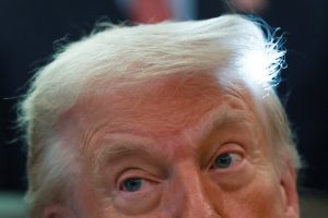 Trump observa o Salão Oval, na Casa Branca, em Washington, DC, EUA - 30/1/2026 | Foto: Kevin Lamarque/Reuters