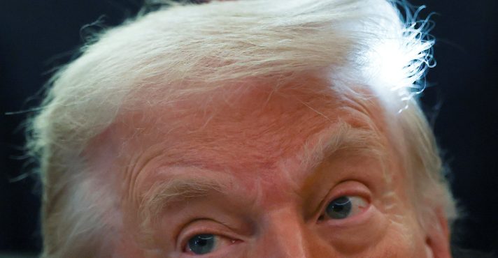 Trump observa o Salão Oval, na Casa Branca, em Washington, DC, EUA - 30/1/2026 | Foto: Kevin Lamarque/Reuters