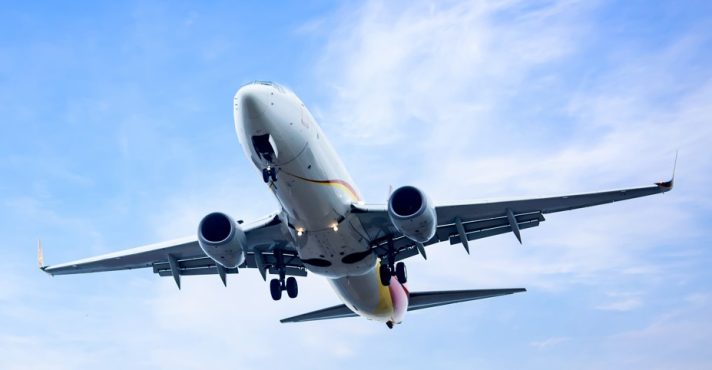 O Voa Brasil, estruturado sem subsídio público e sem custos para as companhias aéreas, depende da liberação de passagens de assentos ociosos pelas empresas, o que limita a oferta | Foto: Onlyyouqj/Freepik