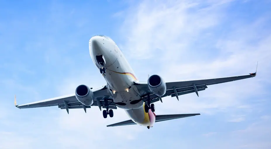 O Voa Brasil, estruturado sem subsídio público e sem custos para as companhias aéreas, depende da liberação de passagens de assentos ociosos pelas empresas, o que limita a oferta | Foto: Onlyyouqj/Freepik