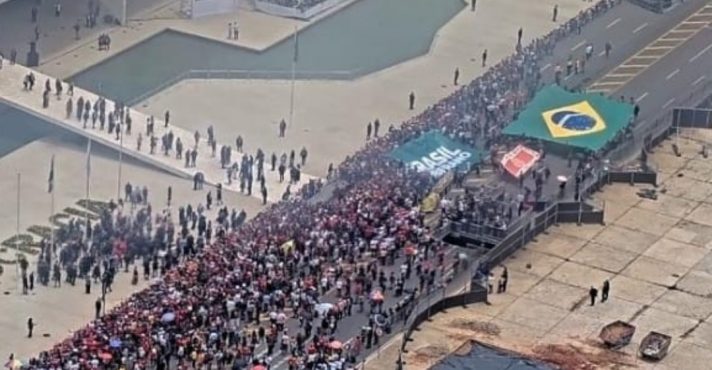 A manifestação popular da militância esquerdista na Praça dos Três Poderes