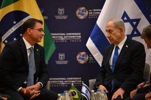 Em Israel, Flávio Bolsonaro promete realinhamento da política externa
