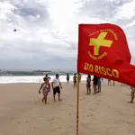 Uma bandeira de classificação de alto risco do Corpo de Bombeiros, colocada em Copacabana | Foto: Reprodução/Governo do RJ