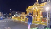 O cantor Jerônimo Vaqueiro manteve o profissionalismo e a empolgação, mesmo diante de uma praça sem espectadores | Foto: Reprodução/Redes sociais