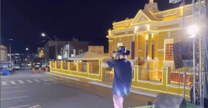 O cantor Jerônimo Vaqueiro manteve o profissionalismo e a empolgação, mesmo diante de uma praça sem espectadores | Foto: Reprodução/Redes sociais