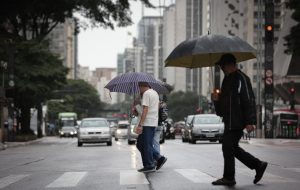 chuvas - avenida paulista - são paulo - guarda-chuva