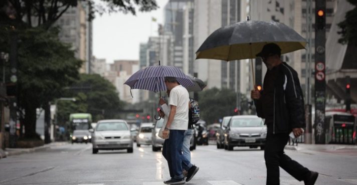 chuvas - avenida paulista - são paulo - guarda-chuva