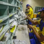 funcionários dos correios organizando correspondências