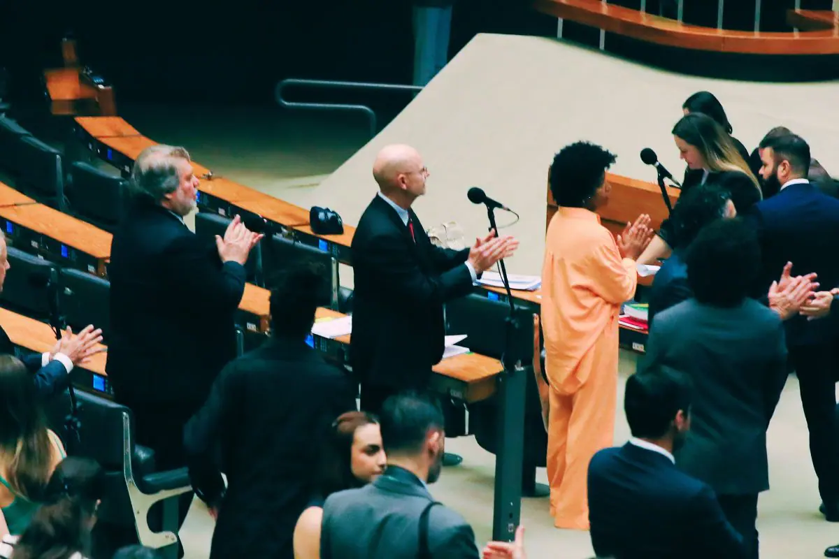 Parlamentares em pé aplaudindo durante sessão no plenário do Congresso Nacional em Brasília
