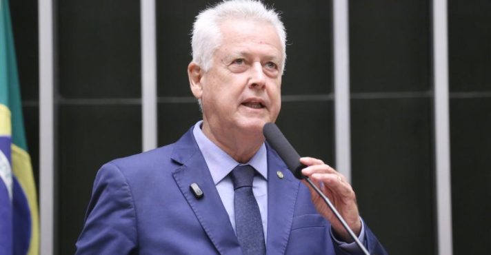 Rodrigo Rollemberg (PSB-DF), durante deliberação da Lei Orçamentária Anual de 2026 | Foto: Kayo Magalhães/Câmara dos Deputados