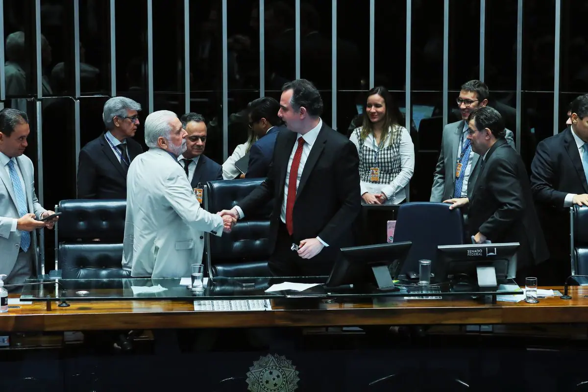 Autoridades políticas cumprimentando-se no plenário do Senado Federal durante sessão oficial em Brasília