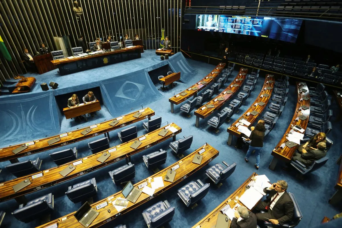 Plenário legislativo visto de cima durante sessão sobre gastos públicos, com bancadas e mesa diretora
