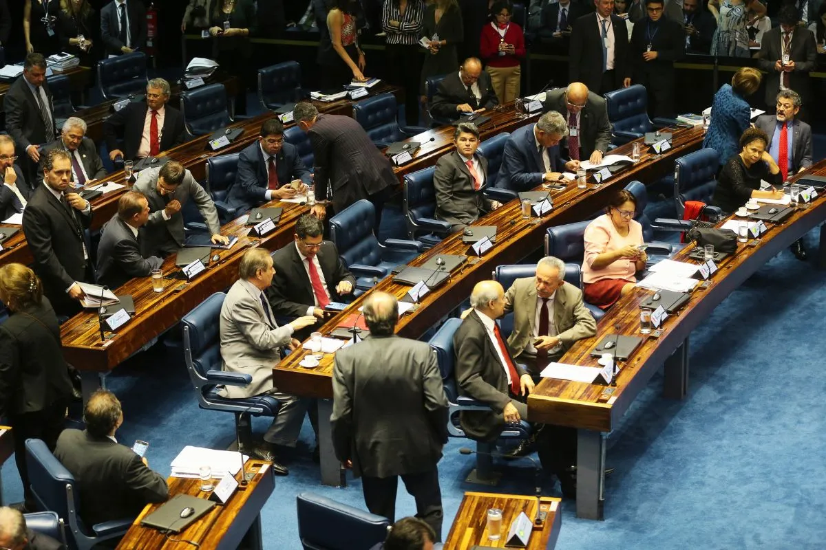 Sessão legislativa em plenário com parlamentares reunidos para debate e análise de gastos públicos
