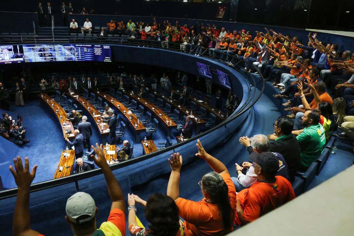 Sessão no plenário do Congresso Nacional com parlamentares em votação e público acompanhando nas galerias.