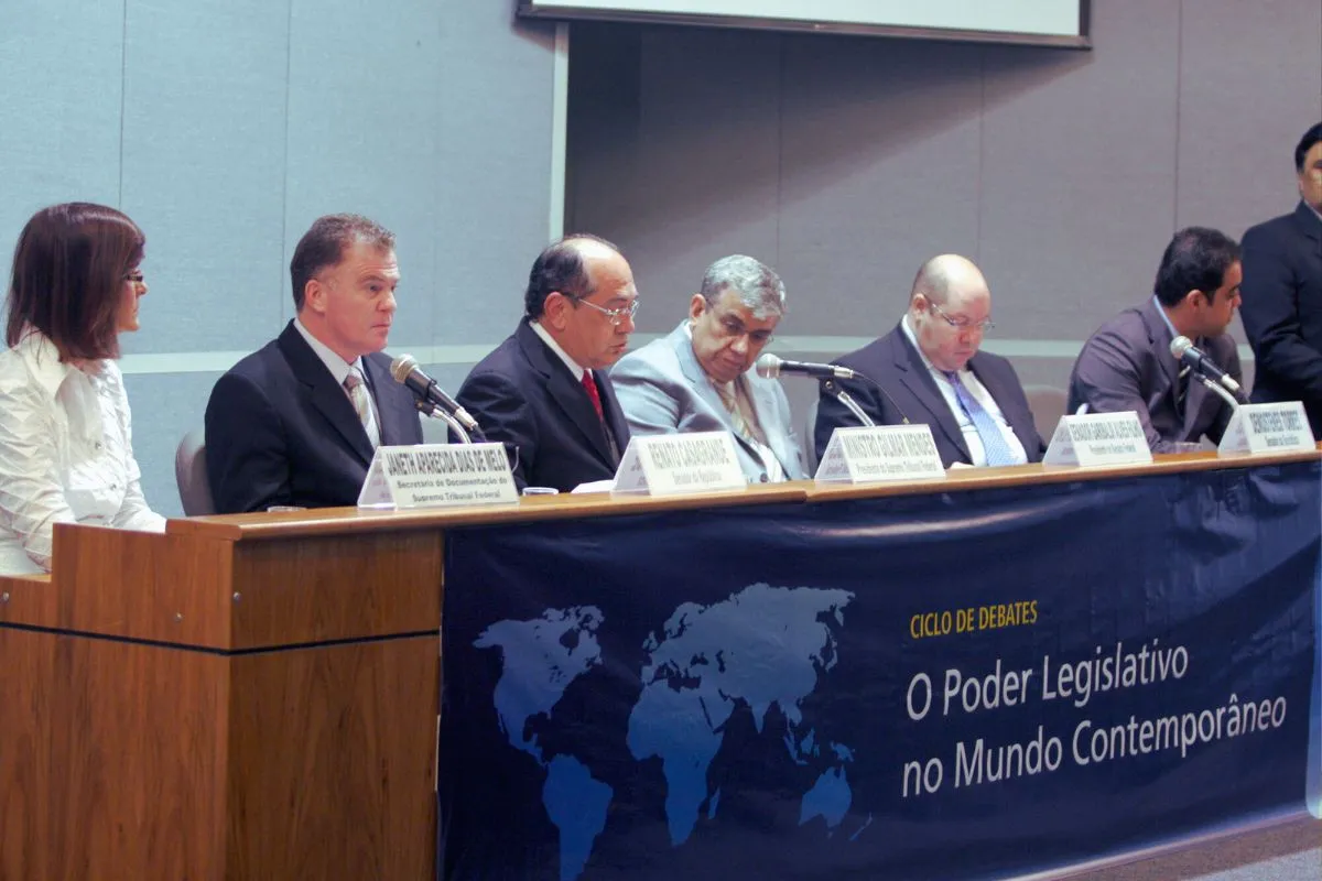 Autoridades e especialistas participando de mesa de debates sobre o Poder Legislativo no mundo contemporâneo