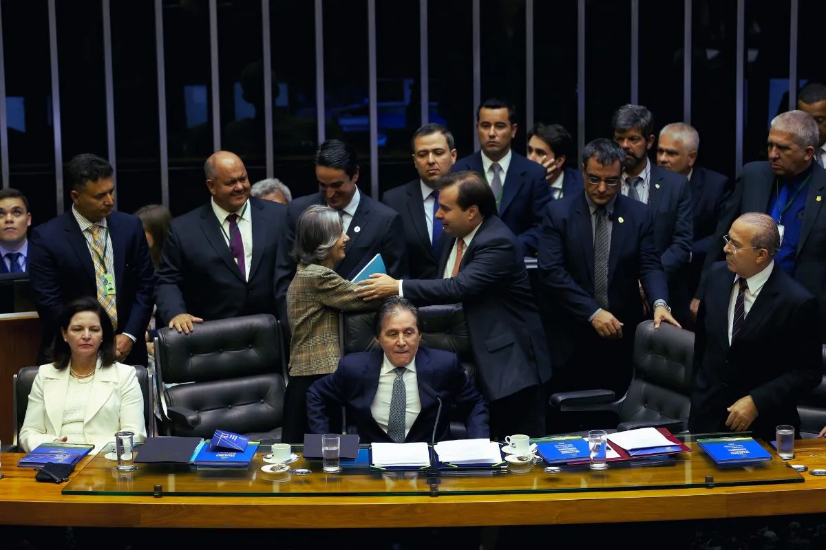 Parlamentares reunidos no plenário da Câmara dos Deputados durante sessão legislativa com interação institucional