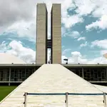 Congresso Nacional do Brasil em Brasília, com rampa central, torres do Legislativo e cúpulas da Câmara e do Senado