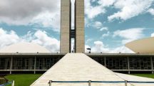 Congresso Nacional do Brasil em Brasília, com rampa central, torres do Legislativo e cúpulas da Câmara e do Senado