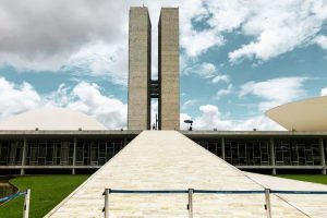 Congresso Nacional do Brasil em Brasília, com rampa central, torres do Legislativo e cúpulas da Câmara e do Senado
