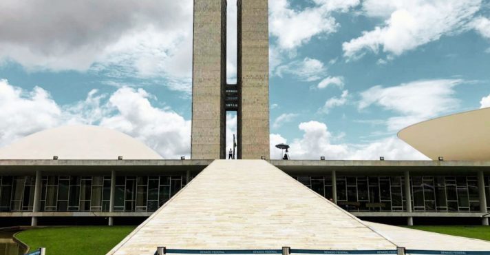 Congresso Nacional do Brasil em Brasília, com rampa central, torres do Legislativo e cúpulas da Câmara e do Senado
