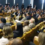 Público e autoridades sentados no plenário do Tribunal Superior Eleitoral durante sessão de julgamento, em ambiente formal e institucional.