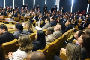 Público e autoridades sentados no plenário do Tribunal Superior Eleitoral durante sessão de julgamento, em ambiente formal e institucional.