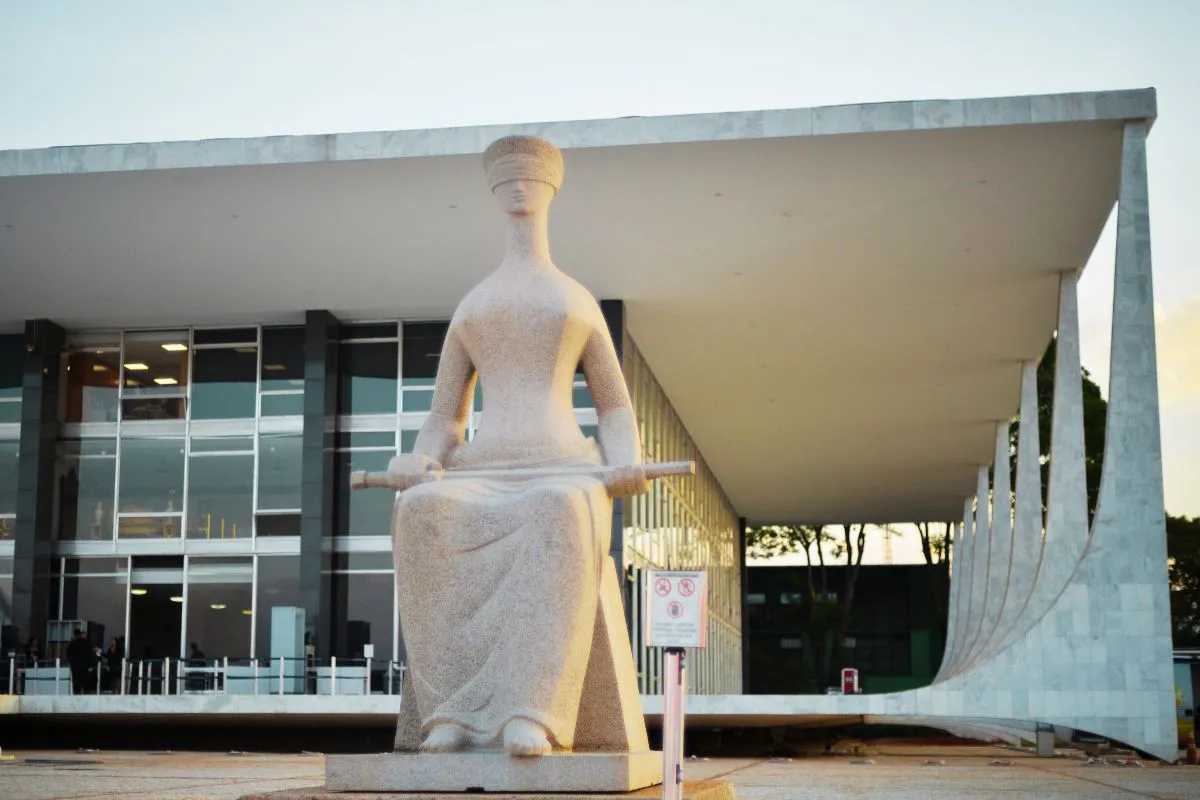 Escultura da Justiça em frente ao Supremo Tribunal Federal, símbolo do Poder Judiciário brasileiro em Brasília