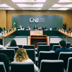 Sessão plenária do Conselho Nacional de Justiça com conselheiros e público em auditório institucional em Brasília
