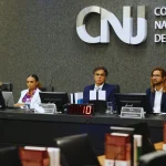Conselheiros do Conselho Nacional de Justiça reunidos em sessão oficial do CNJ, com painel institucional ao fundo