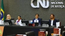 Conselheiros do Conselho Nacional de Justiça reunidos em sessão oficial do CNJ, com painel institucional ao fundo