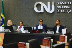 Conselheiros do Conselho Nacional de Justiça reunidos em sessão oficial do CNJ, com painel institucional ao fundo