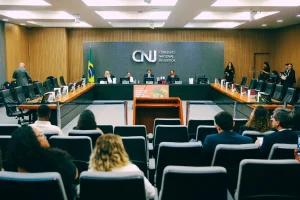 Sessão plenária do Conselho Nacional de Justiça com conselheiros e público em auditório institucional em Brasília