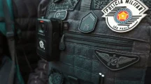 Colete tático da Polícia Militar de São Paulo com câmera corporal acoplada e distintivos oficiais da corporação