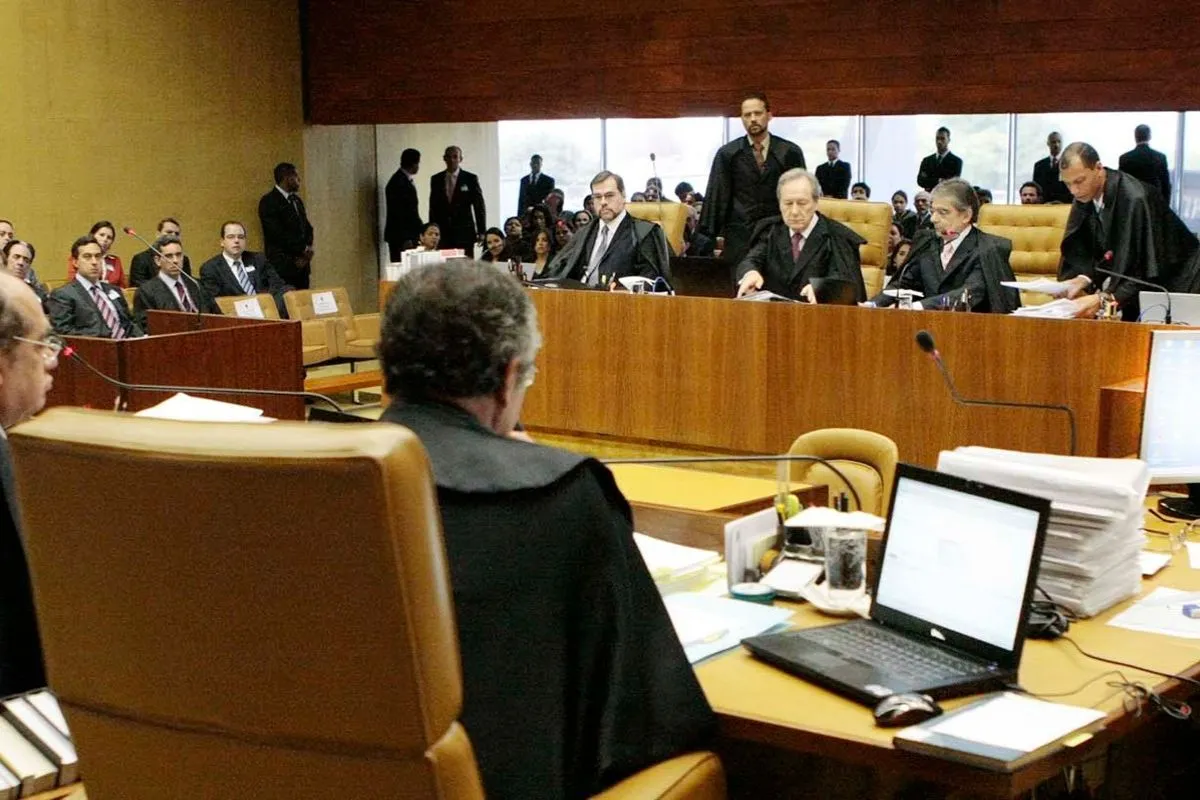 Plenário do Supremo Tribunal Federal durante sessão de julgamento, com ministros togados, advogados e público acompanhando a audiência.