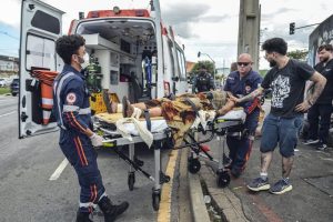 Ação conjunta da Saúde, FAS e Guarda Municipal interna pessoa em situação de rua para tratamento | Foto: Levy Ferreira/SECOM