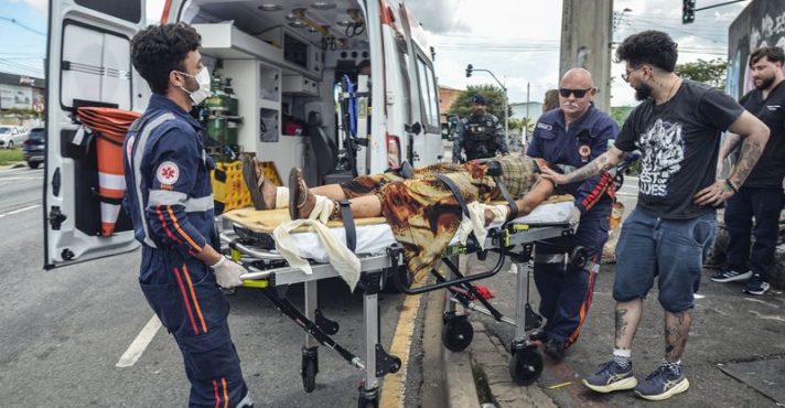 Ação conjunta da Saúde, FAS e Guarda Municipal interna pessoa em situação de rua para tratamento | Foto: Levy Ferreira/SECOM