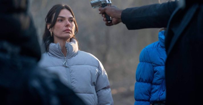 Isis Valverde é indicada ao Framboesa de Ouro por filme com Sylvester Stallone