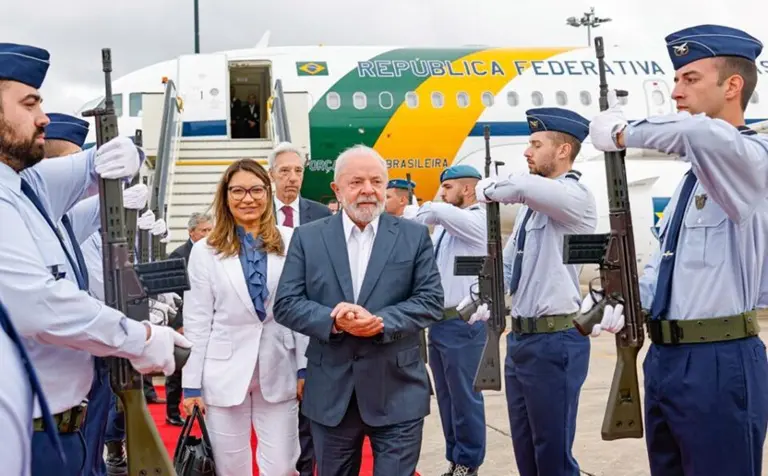 janja lula e militares - viagem - avião - desembarque