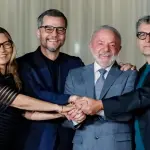 Janja da Silva, Wagner Moura, Lula e Kleber Mendonça posam para foto que celebra o filme O Agente Secreto | Foto: Ricardo Stuckert/PR