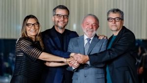 Janja da Silva, Wagner Moura, Lula e Kleber Mendonça posam para foto que celebra o filme O Agente Secreto | Foto: Ricardo Stuckert/PR