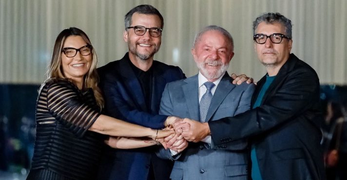 Janja da Silva, Wagner Moura, Lula e Kleber Mendonça posam para foto que celebra o filme O Agente Secreto | Foto: Ricardo Stuckert/PR