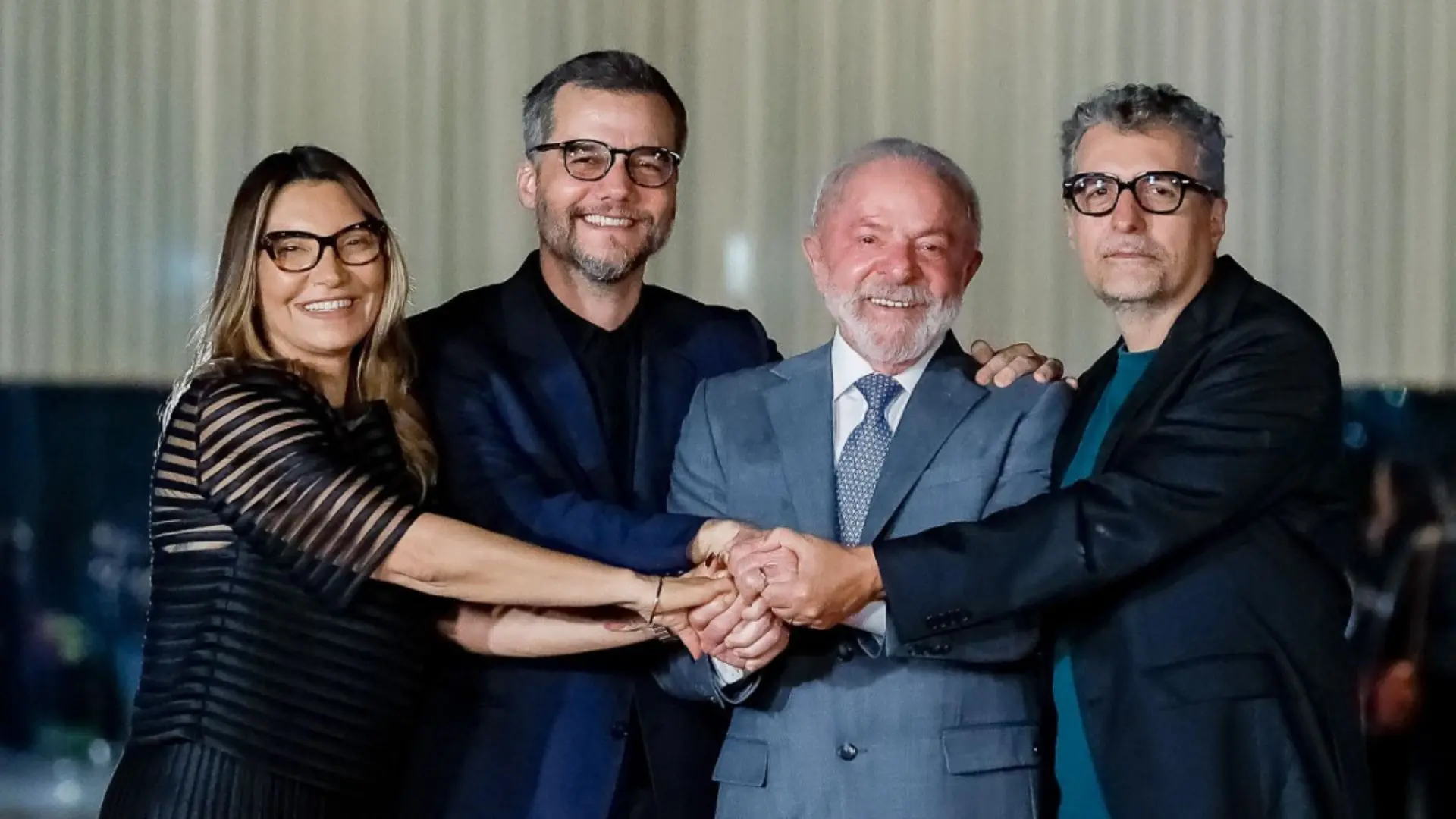 Janja da Silva, Wagner Moura, Lula e Kleber Mendonça posam para foto que celebra o filme O Agente Secreto | Foto: Ricardo Stuckert/PR