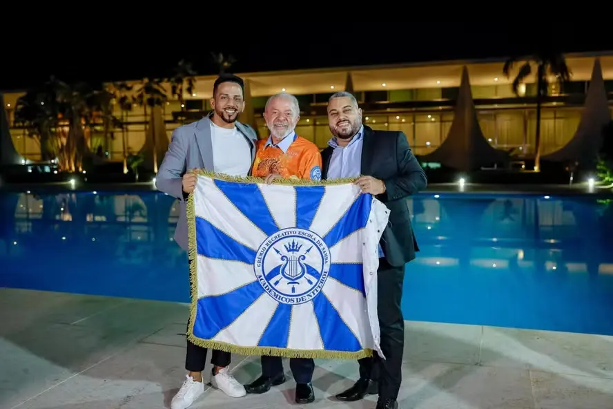 Lula com dirigentes da escola de samba Acadêmicos de Niterói | Foto: Divulgação