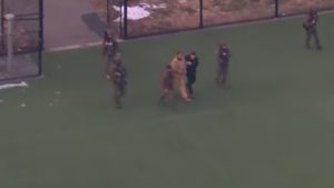 Maduro escolado por policiais ao ser transportado para tribunal em Nova York - 05/01/2026 | Foto: Reprodução/CNN Brasil