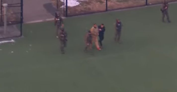 Maduro escolado por policiais ao ser transportado para tribunal em Nova York - 05/01/2026 | Foto: Reprodução/CNN Brasil